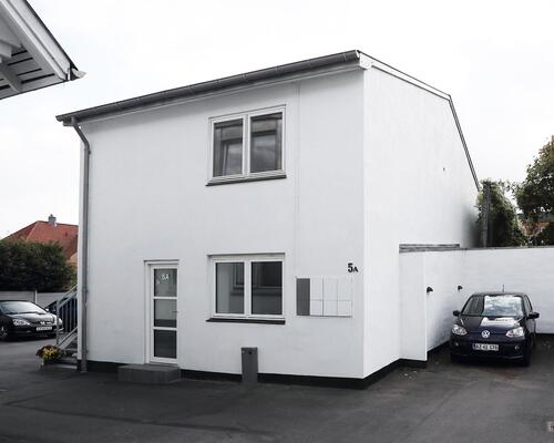 Lys 1-værelses lejlighed med eget køkken - husdyr tilladt