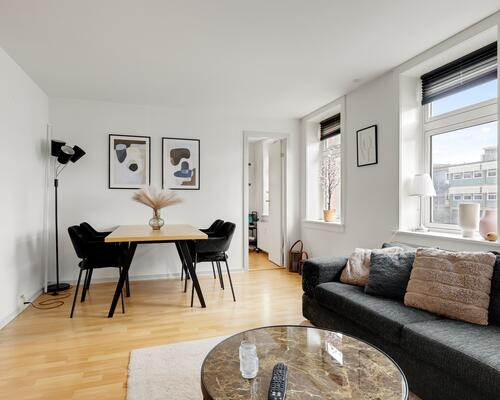 Flot 2-værelses lejlighed - OBS nyt køkken og badeværelse