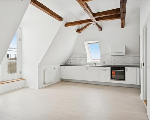 Nyistandsat lejlighed øverst i ejendommen.