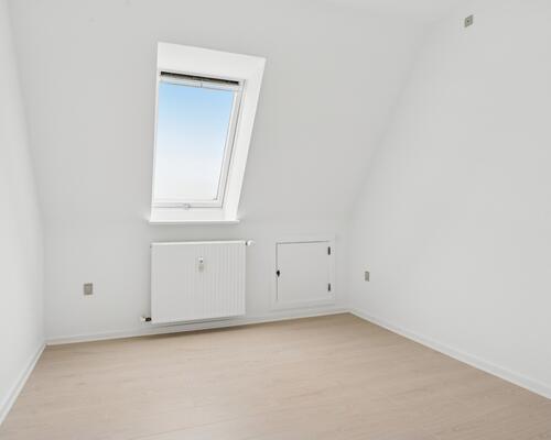Nyistandsat lejlighed øverst i ejendommen.