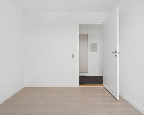 Nyistandsat lejlighed øverst i ejendommen.