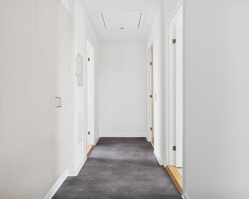 Nyistandsat lejlighed øverst i ejendommen.