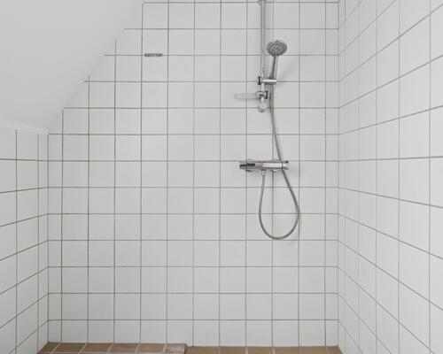 Nyistandsat lejlighed øverst i ejendommen.