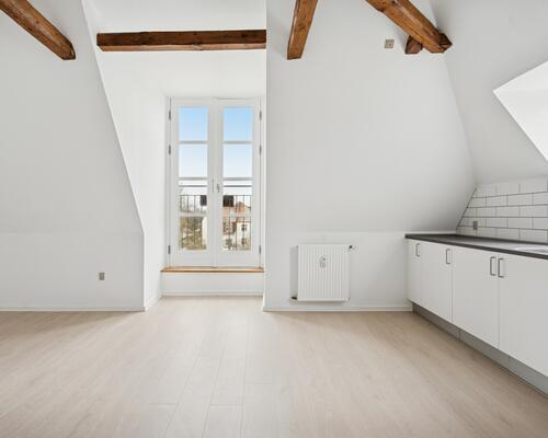 Nyistandsat lejlighed øverst i ejendommen.