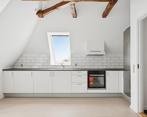 Nyistandsat lejlighed øverst i ejendommen.