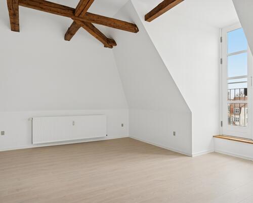 Nyistandsat lejlighed øverst i ejendommen.