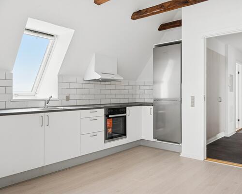 Nyistandsat lejlighed øverst i ejendommen.