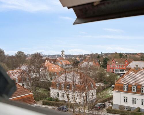 Nyistandsat lejlighed øverst i ejendommen.