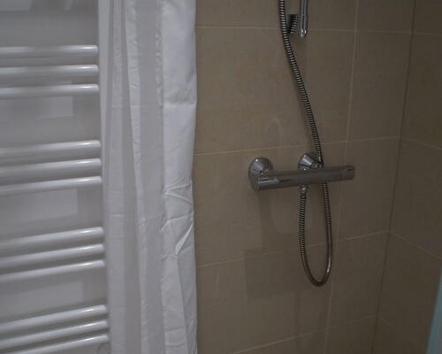 Nyrenoveret 2-værelses på 77 m2 i Aalborg Vestby – nyt HTH-køkken og vaskesøjle