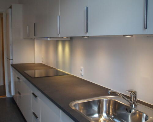 Nyrenoveret 2-værelses på 77 m2 i Aalborg Vestby – nyt HTH-køkken og vaskesøjle