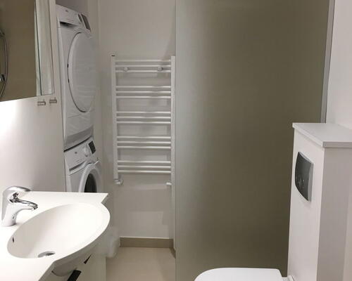 Nyrenoveret 2-værelses på 77 m2 i Aalborg Vestby – nyt HTH-køkken og vaskesøjle