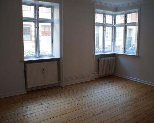 Nyrenoveret 2-værelses på 77 m2 i Aalborg Vestby – nyt HTH-køkken og vaskesøjle