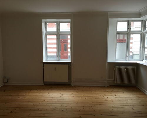 Nyrenoveret 2-værelses på 77 m2 i Aalborg Vestby – nyt HTH-køkken og vaskesøjle