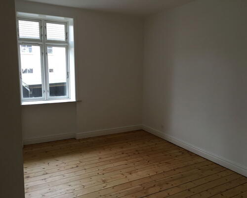 Nyrenoveret 2-værelses på 77 m2 i Aalborg Vestby – nyt HTH-køkken og vaskesøjle