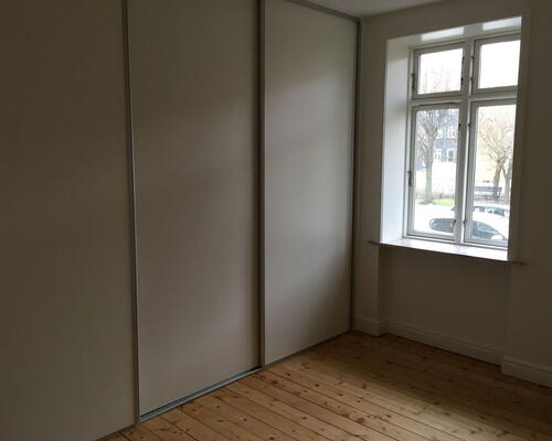 Nyrenoveret 2-værelses på 77 m2 i Aalborg Vestby – nyt HTH-køkken og vaskesøjle