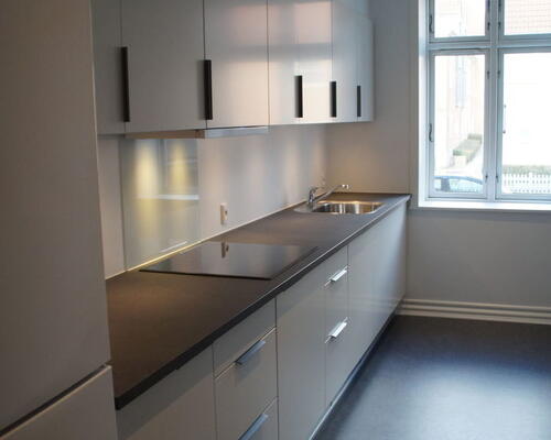 Nyrenoveret 2-værelses på 77 m2 i Aalborg Vestby – nyt HTH-køkken og vaskesøjle