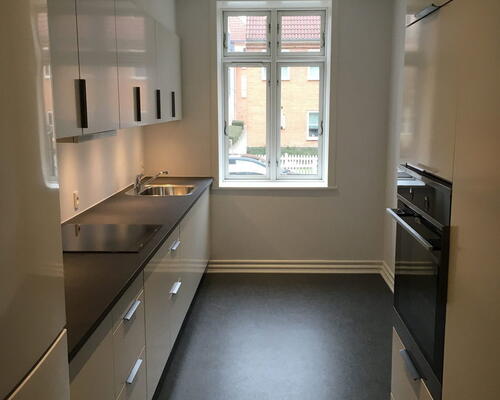 Nyrenoveret 2-værelses på 77 m2 i Aalborg Vestby – nyt HTH-køkken og vaskesøjle