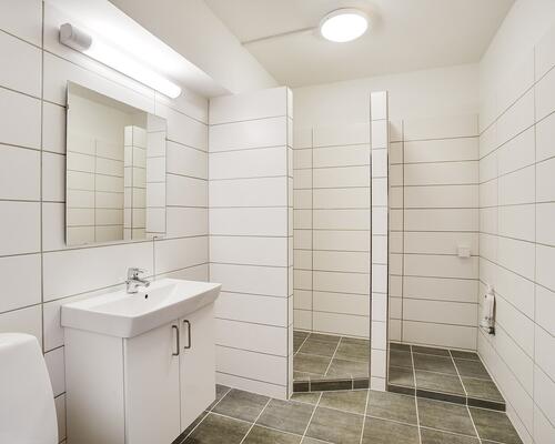 Stor 3-værelses lejlighed i attraktiv ejendom