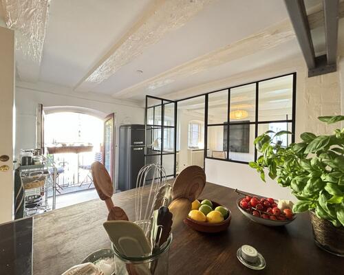 Luksuriøs og møbleret lejlighed i den rolige del af Nyhavn, udlejes til expats