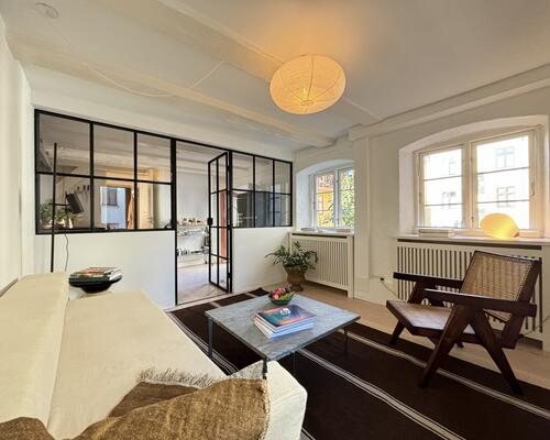 Luksuriøs og møbleret lejlighed i den rolige del af Nyhavn, udlejes til expats