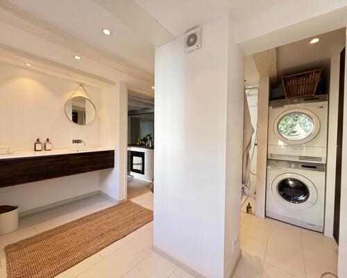 Luksuriøs og møbleret lejlighed i den rolige del af Nyhavn, udlejes til expats