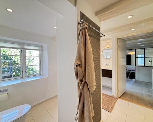 Luksuriøs og møbleret lejlighed i den rolige del af Nyhavn, udlejes til expats