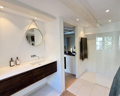 Luksuriøs og møbleret lejlighed i den rolige del af Nyhavn, udlejes til expats