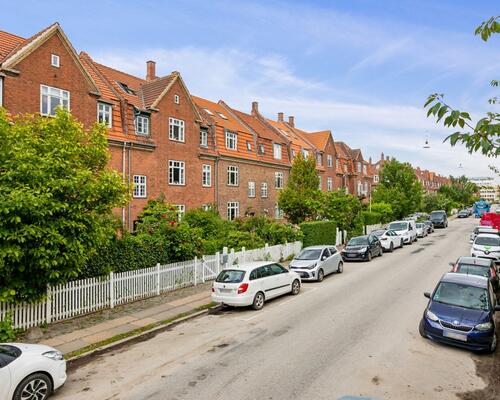 Skønt rækkehus/lejlighed i 3 plan med 4 soveværelser og privat forhave