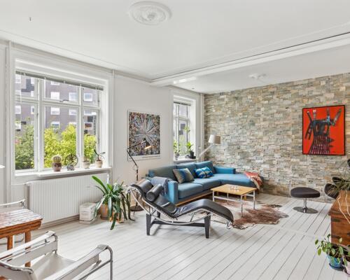 Skønt rækkehus/lejlighed i 3 plan med 4 soveværelser og privat forhave