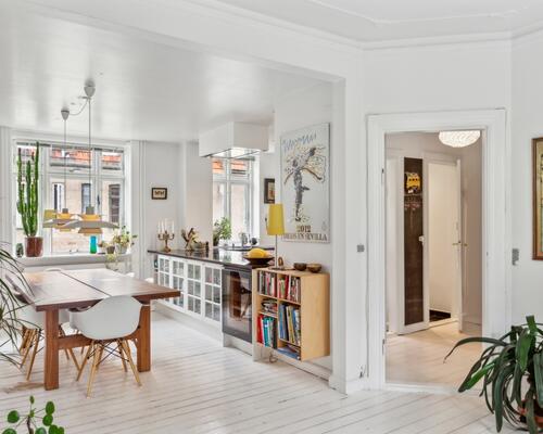 Skønt rækkehus/lejlighed i 3 plan med 4 soveværelser og privat forhave