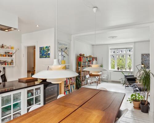 Skønt rækkehus/lejlighed i 3 plan med 4 soveværelser og privat forhave