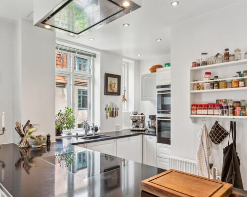 Skønt rækkehus/lejlighed i 3 plan med 4 soveværelser og privat forhave