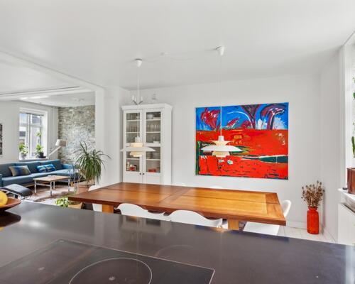 Skønt rækkehus/lejlighed i 3 plan med 4 soveværelser og privat forhave