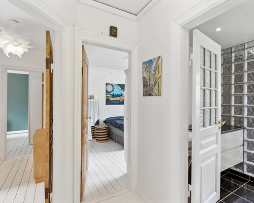 Skønt rækkehus/lejlighed i 3 plan med 4 soveværelser og privat forhave