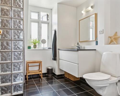 Skønt rækkehus/lejlighed i 3 plan med 4 soveværelser og privat forhave