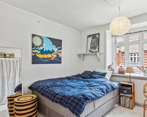 Skønt rækkehus/lejlighed i 3 plan med 4 soveværelser og privat forhave