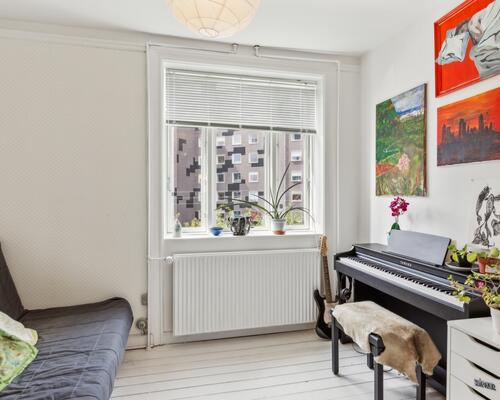 Skønt rækkehus/lejlighed i 3 plan med 4 soveværelser og privat forhave