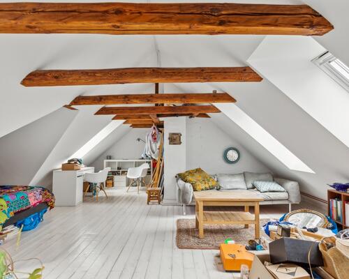 Skønt rækkehus/lejlighed i 3 plan med 4 soveværelser og privat forhave