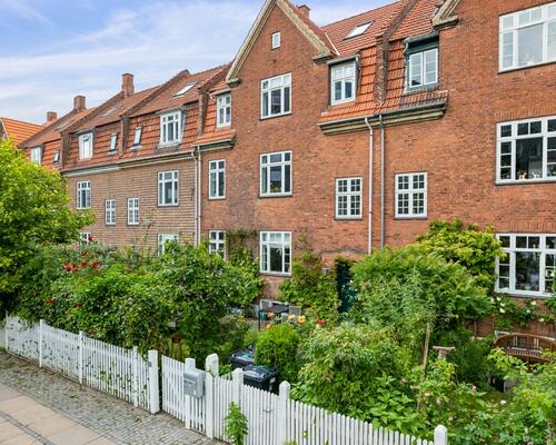 Skønt rækkehus/lejlighed i 3 plan med 4 soveværelser og privat forhave