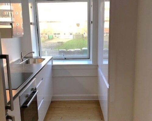 2-værelses udenfor volden med nyt køkken. Huslejen er INKL. vand.