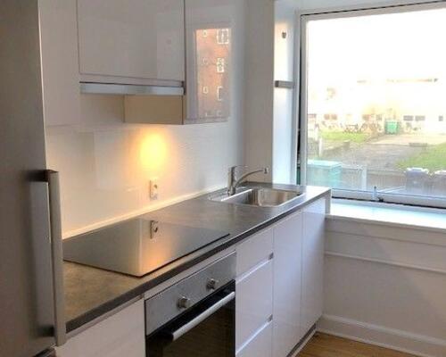 2-værelses udenfor volden med nyt køkken. Huslejen er INKL. vand.