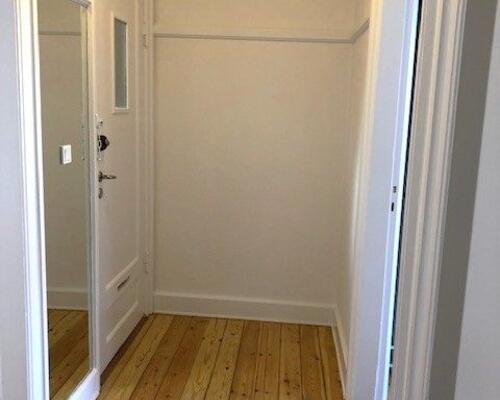 2-værelses udenfor volden med nyt køkken. Huslejen er INKL. vand.