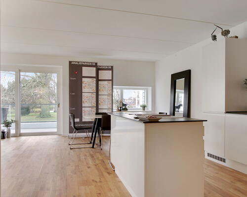 Flot 4 værelses lejlighed med altan