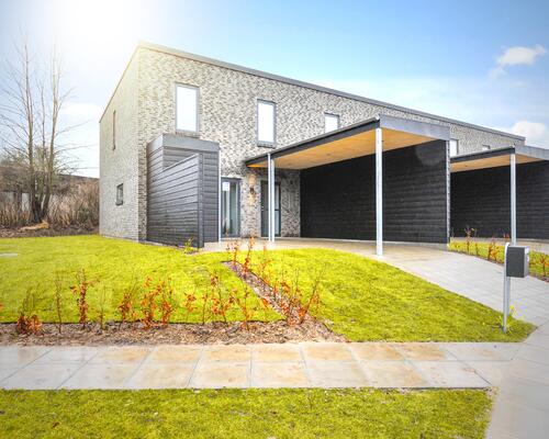 Moderne og indbydende bolig med terrasse, altan og carport