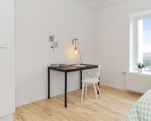 Moderne og indbydende bolig med terrasse, altan og carport