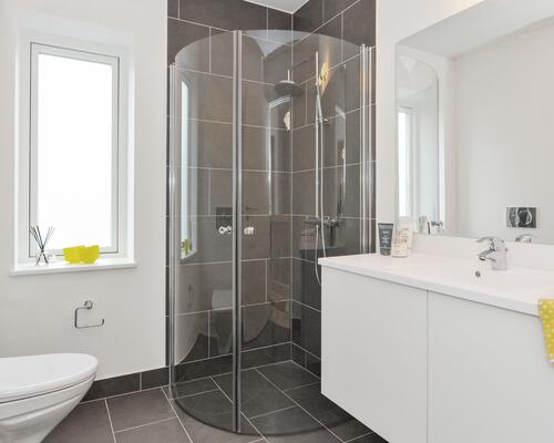 Moderne og indbydende bolig med terrasse, altan og carport