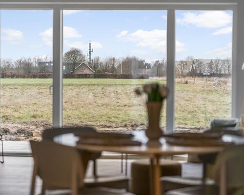 Skøn nyopført rækkehus i Snejbjerg med privat have/terrasse og mulighed for ladestander.