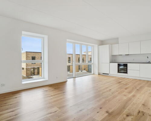 Stor 5-værelses lejlighed med god planløsning, to toiletter, gulvarme i hele boligen og egen terrasse - Ingen bindingsperiode!