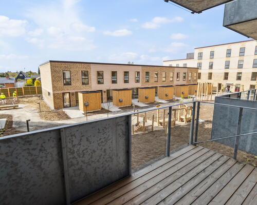 Stor 5-værelses lejlighed med god planløsning, to toiletter, gulvarme i hele boligen og egen terrasse - Ingen bindingsperiode!