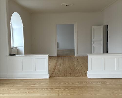 Lys og klassisk 4-værelses på 174 m2 med altan, buede vinduer og stuer en suite